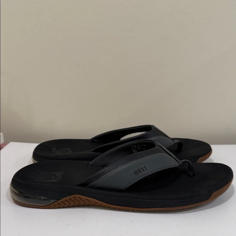 *Reef Men's Black and Gray Flip Flops (sz 10)